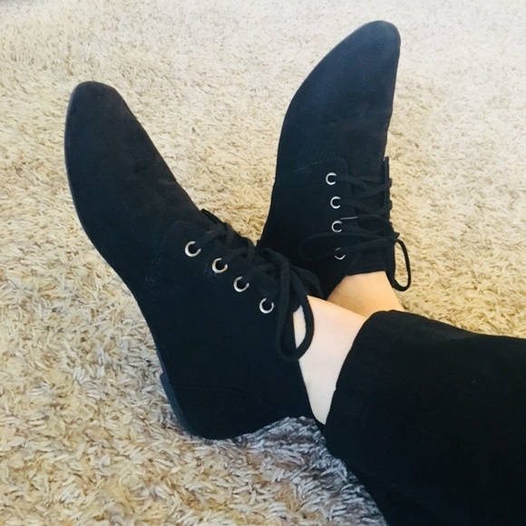 flat ankle boots with laces